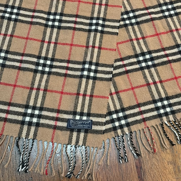 Vintage Burberry lambswool scarf - Picture 4 of 12